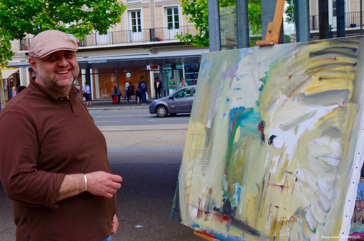 Temur Gogia pendant une séance de peinture